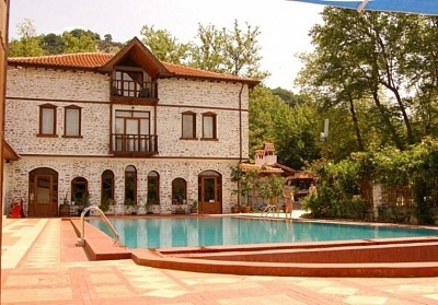 Нощувка със закуска и вечеря в семеен хотел Макензен в Мелник