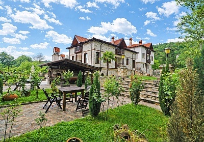 Нощувка със закуска и вечеря в семеен хотел Макензен, Мелник