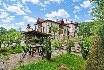 Нощувка със закуска и вечеря в семеен хотел Макензен, Мелник