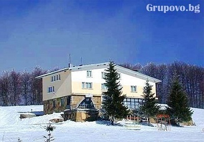 Нощувка, закуска и вечеря + собствена ски писта само за 32 лв. в хотел Географски център, местност Узана, до Габрово