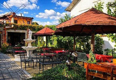 Нощувки със закуска или закуска и вечеря в хотел Цезар, Хисаря - безплатно за деца до 10 г.