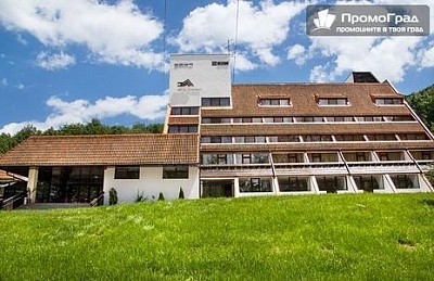 Нова година в Хотел Еверест - Етрополе: закуска, обяд и вечеря