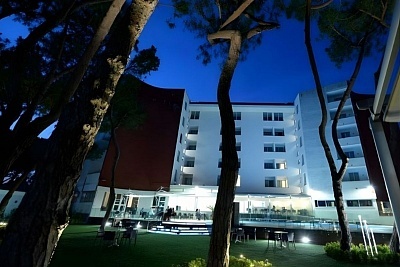 Прекрасна морска почивка в Бая Домиция, Италия: хотел Giulivo Lux 4* с басейн