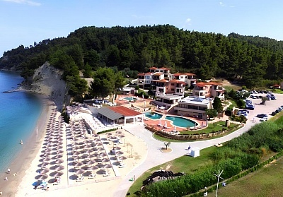 На първа линия в Еланиския залив, Гърция - нощувка със закуска и 3 басейна