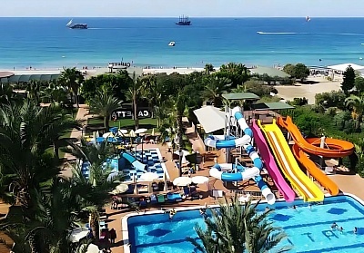  На първа линия в хотел Caretta beach 4*, Алания, Турция! Автобусен транспорт + 7 Аll Inclusive нощувки за ДВАМА + басейн и водни пързалки 