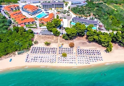 На първа линия в Hotel Lagomandra Beach****, Никити, Гърция! Нощувка за ДВАМА със закуска и вечеря + басейн. Дете до 11.99г. БЕЗПЛАТНО!