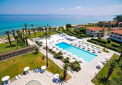 На първа линия в Kassandra Palace Seaside Resort*****, Криопиги, Гърция! 3+ нощувки на човек със закуски и вечери + басейн и частен плаж