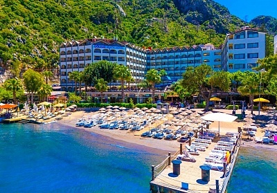 На първа линия в Мармарис: Чартърен полет и All Inclusive в Golmar Beach Hotel