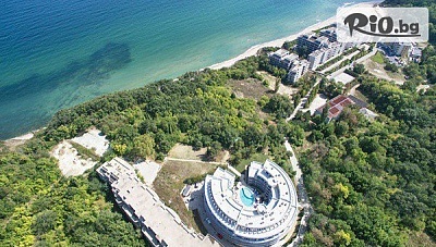 На първа линия на море в Обзор през Юни и Юли! Нощувка със закуска и възможност за вечеря + басейн, чадър и шезлонг на плажа + безплатно за дете до 11.99 г., от Хотел Аквамарин
