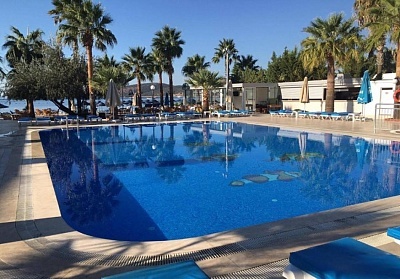 На ПЪРВА ЛИНИЯ в NAGI BEACH HOTEL 3*, Бодрум, Турция. Чартърен полет от София + 7 нощувки на човек със закуски и вечери
