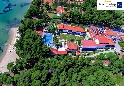На първа линия в Porfi Beach Hotel, Никити, Гърция! Нощувка за ДВАМА със закуска и възможност за вечеря + басейн