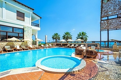 Хотел на първа линия в Посиди, Гърция с HB и басейн в Xenios Possidi Paradise Hotel