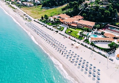На първа линия в Possidi Holidays Resort & Suites Hotel*****,Посиди, Гърция! Нощувка за ДВАМА със закуски и вечери + басейн