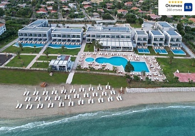 На първа линия в Sea Coast Resort 5*, Геракини, Гърция! Нощувка за ДВАМА на база All Inclusive + басейни и частен плаж