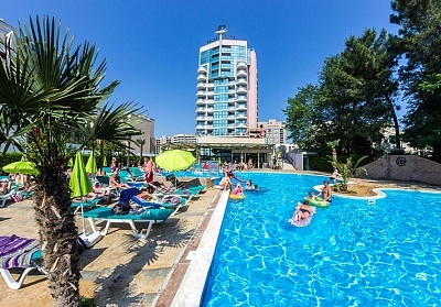 На ПЪРВА линия в Слънчев бряг! Нощувка на човек на база All Inclusive + басейн в Гранд хотел Съни бийч****. Дете до 12г. - БЕЗПЛАТНО!