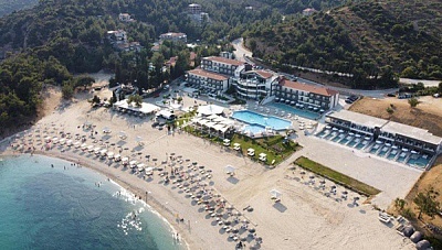 На първа линия на о-в Тасос в Blue Dream Palace Trypiti Beach: закуски, вечери и посещение на Кавала