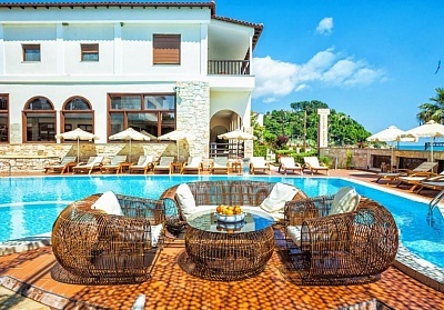На първа линия в Xenios Possidi Paradise Hotel****, Посиди, Гърция! 3+ нощувки със закуски и вечери на човек + басейн