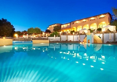 На 300м. от плажа в Acrotel Elea Beach 4*, Ситония, Гърция! 3+ нощувки на човек със закуски и вечери + басейн. Дете до 11.99г. БЕЗПЛАТНО!