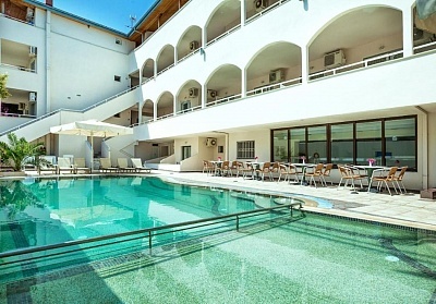  На 200м. от плажа в Elinotel Polis Hotel***, Ханиоти, Гърция! 5+ нощувки на човек със закуска и вечери + басейн 