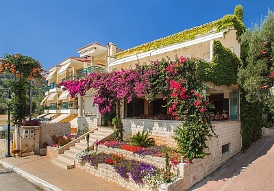 На 50м. от плажа в Loutra Beach Hotel, Агия Параскеви, Гърция! 4+ нощувки на човек със закуски