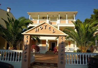 На 300м. от плажа! 2+ нощувки на човек със закуски + басейн в Calypso Hotel, Сивири, Гърция,