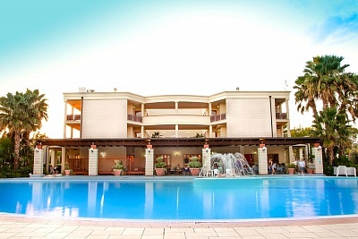 На 250м от плажа в Пулия, Италия + обиколка на Бари: 7 нощувки в Akiris Resort 4*