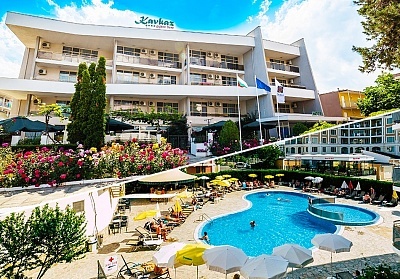 На 250м. от плажа в Слънчев Бряг! Нощувка на човек на база All Inclusive + басейн в хотел Кавказ Голдън Дюн****
