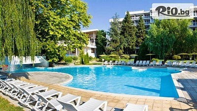 Почивка в к.к. Албена! Нощувка на база All Inclusive + басейн, чадър и шезлонг на плажа, от Хотел Сенди Бийч