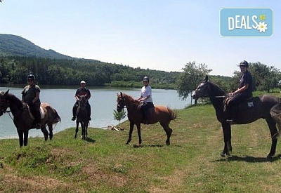 Почивка в Балканджийска къща, с. Живко: 2 закуски, 2 вечери, 1 обяд и конен преход до езеро Беляковец!