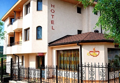 Почивка в Банкя: Нощувка на човек със закуска в хотел Емали 