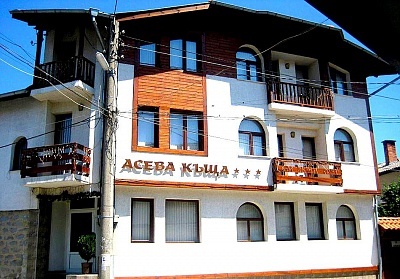 Почивка в Банско: Нощувка на човек с възможност за закуска и вечеря в Асева Къща