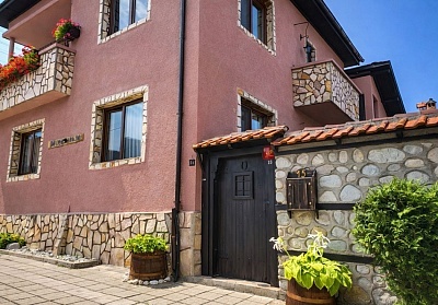 Почивка в Банско: Нощувка в къща Бойна с удобства и старинен стил