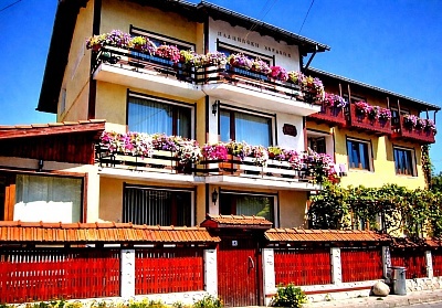 Почивка в Банско: Нощувка със закуска или вечеря в къща за гости Планински Здравец