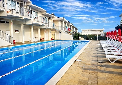 Нощувка в Бяла с голям басейн и безплатен паркинг в хотел Москояни