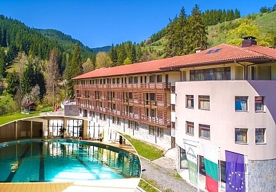 Почивка в Чепеларе: Нощувка с изхранване в хотел Борика