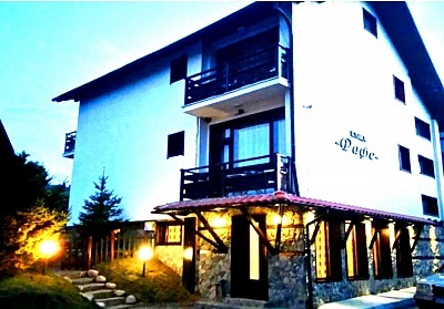 Почивка в Добринище: Нощувка на човек с опция за закуска в къща за гости Рафе