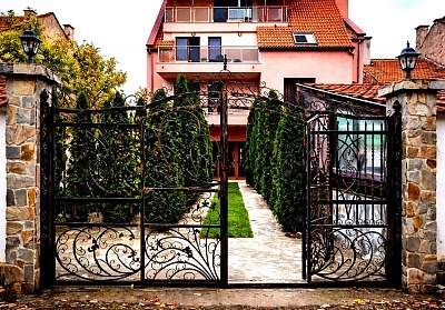 Почивка в Долна баня: Семеен хотел Цветелина Палас с възможност за закуска и вечеря