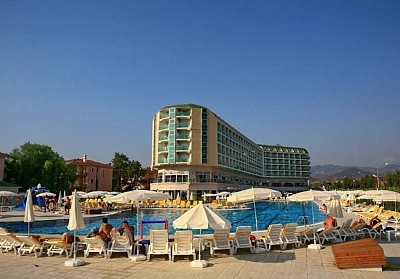  Почивка в HEDEF BEACH RESORT 5*, Алания, Турция. Чартърен полет от София + 7 нощувки на човек на база Ultra All Inclusive 