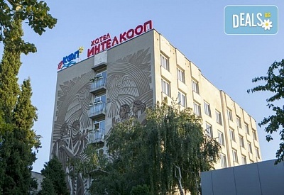 Почивка в Хотел Интелкооп, Пловдив! Нощувка със закуска в единична, дойна стая или апартамент, ползване на паркинг и  Wi - Fi