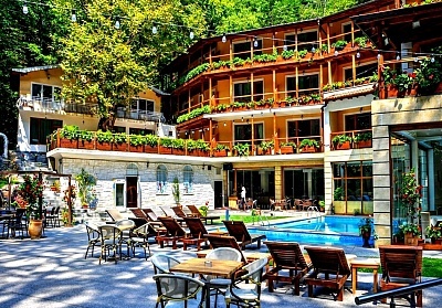 Почивка в хотел Света Неделя край Петрич с басейн и джакузи