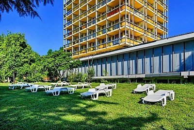 Почивка в хотел Жолио-Кюри в Св. Св. Константин и Елена с полупансион и минерален басейн