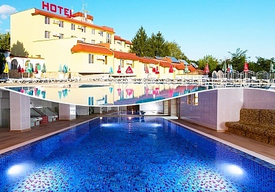 Почивка в Казанлък: Комплекс Зорница с басейн с минерална вода и релакс център