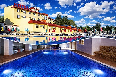 Почивка в Комплекс Зорница, Казанлък: Нощувка със закуска и минерален басейн