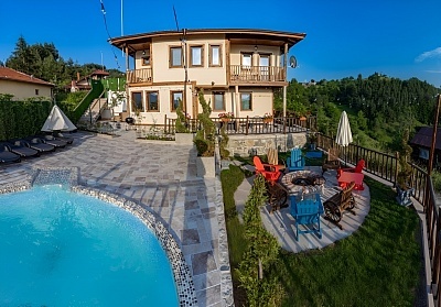 Луксозна самостоятелна вила за 14 души с джакузи край Асеновград