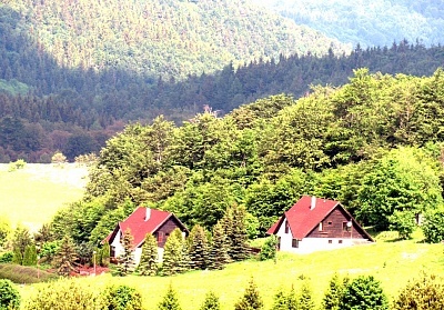 Почивка край Габрово! Нощувка на човек в Еко къщи, м. Узана
