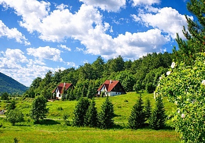 Почивка край Габрово: Уникално преживяване в Еко къщи Узана, Стара планина