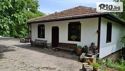 Почивка край Трявна! Нощувка за 8 човека + открит басейн, барбекю и механа с камина, от Къща за гости Под орехите