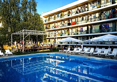 Почивка в Кранево с възможност за закуска, обяд и вечеря, безплатен паркинг и басейн в хотел Феста