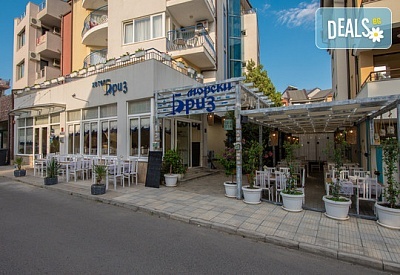 Почивка на 50 метра от плаж Хармани! Нощувка със закуска на човек в хотел Бриз 3* в Созопол, безплатно за дете до 1.99г.