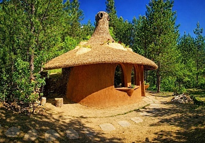 Почивка около Гоце Делчев: уют в къщичка от дърво и басейн в Еко селище Омая